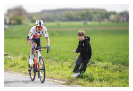 Un jeune fan encourageant avec enthousiasme