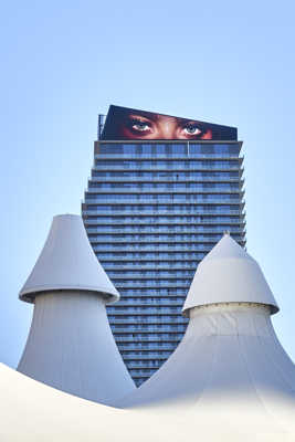 L' IMMEUBLE aux YEUX BLEUS