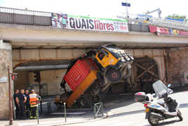 Camion encastré sous un pont
