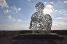 Le Nomade de Jaume Plensa veille sur le port d’Antibes