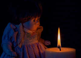 la poupée et sa bougie