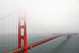 Golden Gate Bridge sous la brume 