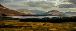 Un Loch Ecossais dans les montagnes