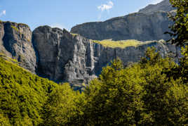 Cascade dans la verdure