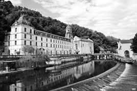 Abbaye et son reflet N&B