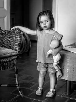 Petite fille à la poupée