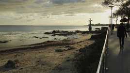 Crépuscule entre remblais et plage