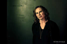 Chanteuse backstage après concert