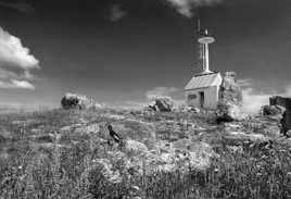 Le phare adossé...