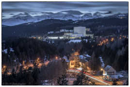 Lycée climatique et sportif au crépuscule