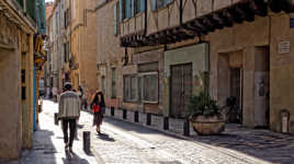 Passante au sac rouge