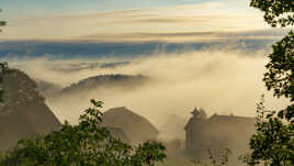 Lentement les nuages...