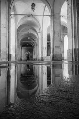 Reflet sous les arcades