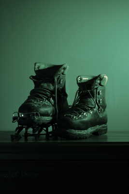 Chaussures et crampons de la haute montagne