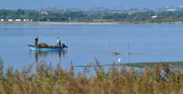 Scène de pêcheurs en barque sur l'Etang