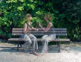 deux fantômes dans un jardin