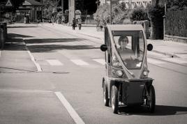 Vieille dame dans une voiture éléctrique