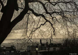 Prochain embranchement, à droite et tu y es.