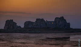 La nuit tombe sur Castel Meur