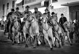 Gardians et chevaux de Camargue.