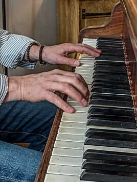 Quelques notes sur un piano