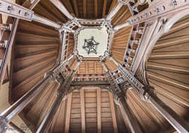 Les yeux au ciel dans l'escalier