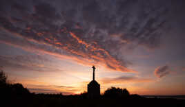 Le jour se lève sur le mont de Besneville