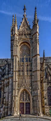 face à un immense danger