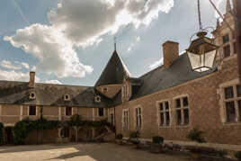 cour int Château de Chamerolles