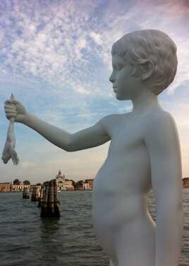 Garçon à la grenouille