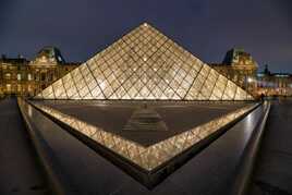 La pyramide du Louvre et ses reflets...