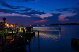 passage d un vaporetto a venise