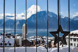 Derrière les barreaux