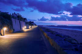 Heure bleue sur le front de mer