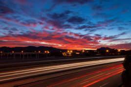 Ciel en feu au dessus de l'autoroute