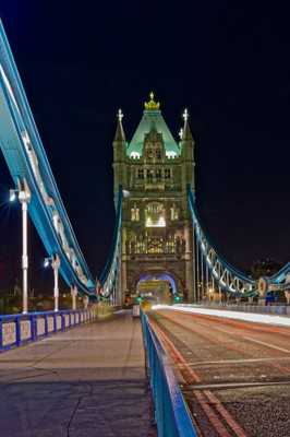 seul sur le pont de nuit