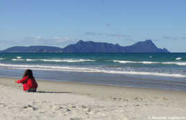 Une enfant joue sur la plage