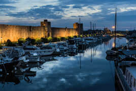 Les remparts de la ville sur le canal