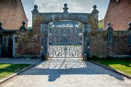 Entrèe ferme chateau