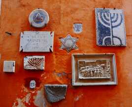 Symboles fixés sur un mur