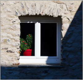 La fenêtre au pot rouge