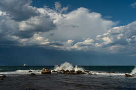 Ciel chargé mer mouvementée