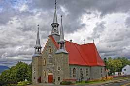 Eglise au toit rouge