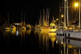 Reflet jaune sur port