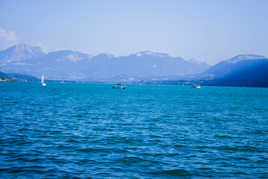 Lac avec des beau bateaux et des montagne