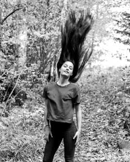 Les cheveux dans les airs