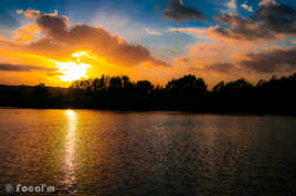 le soleil se couche et d'or