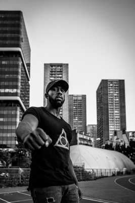 Vole comme le papillon et pique comme l’abeille