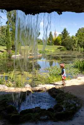 A la claire fontaine, m'en allant promener ...