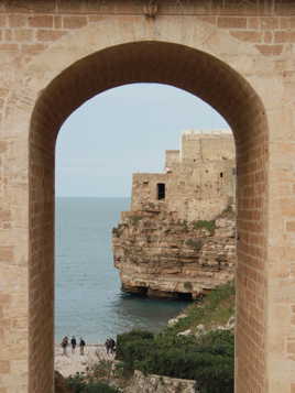 La ville perché sur les falaise